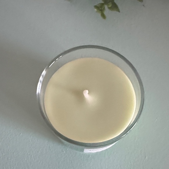 Yankee Candle Vanilla Lime - Light Green with Silver Lid - Picture 2 of 4